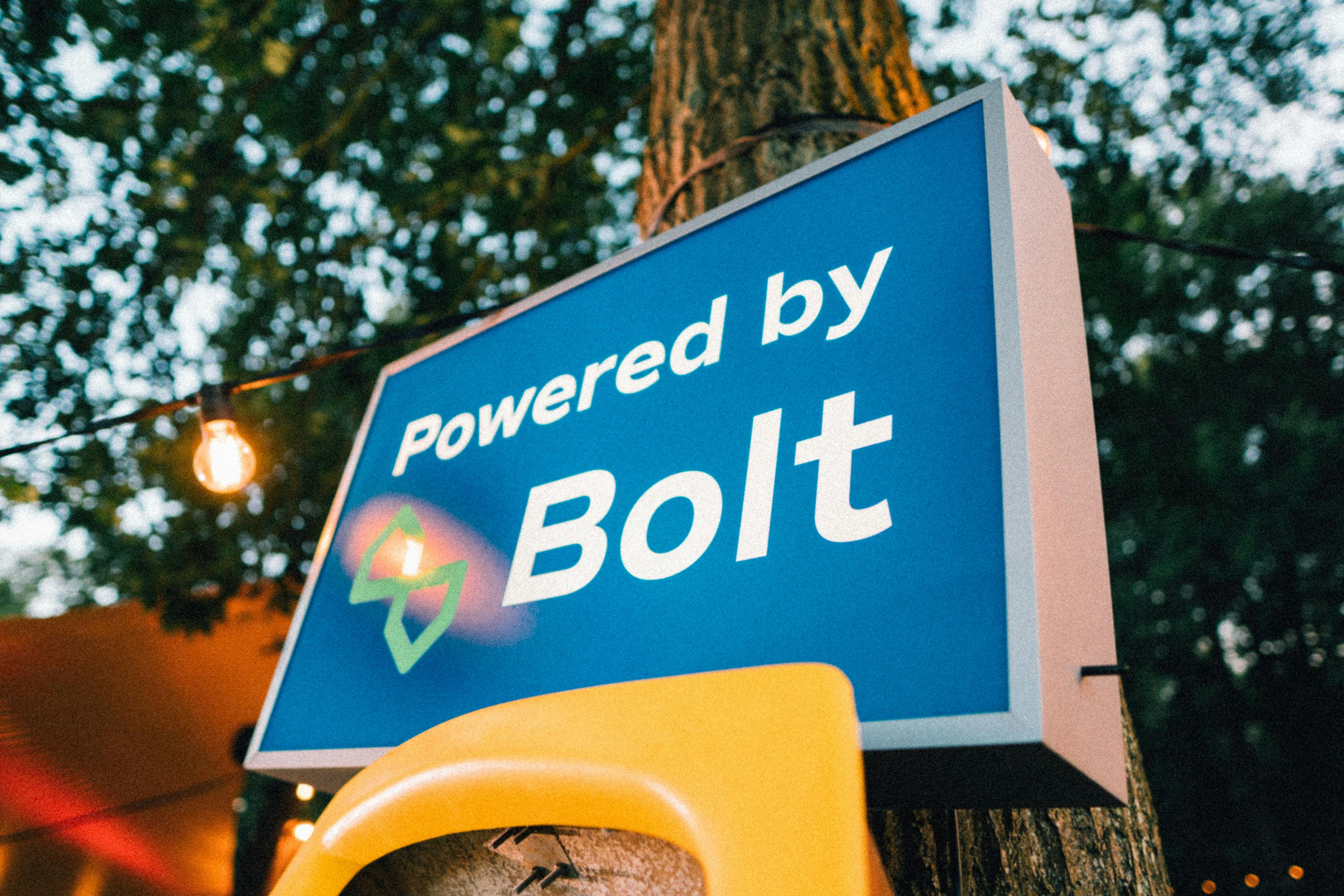 thumbnail Bolt en StuBru slaan handen in elkaar voor eerste radioshow volledig op groene energie met mobiel zonnepark