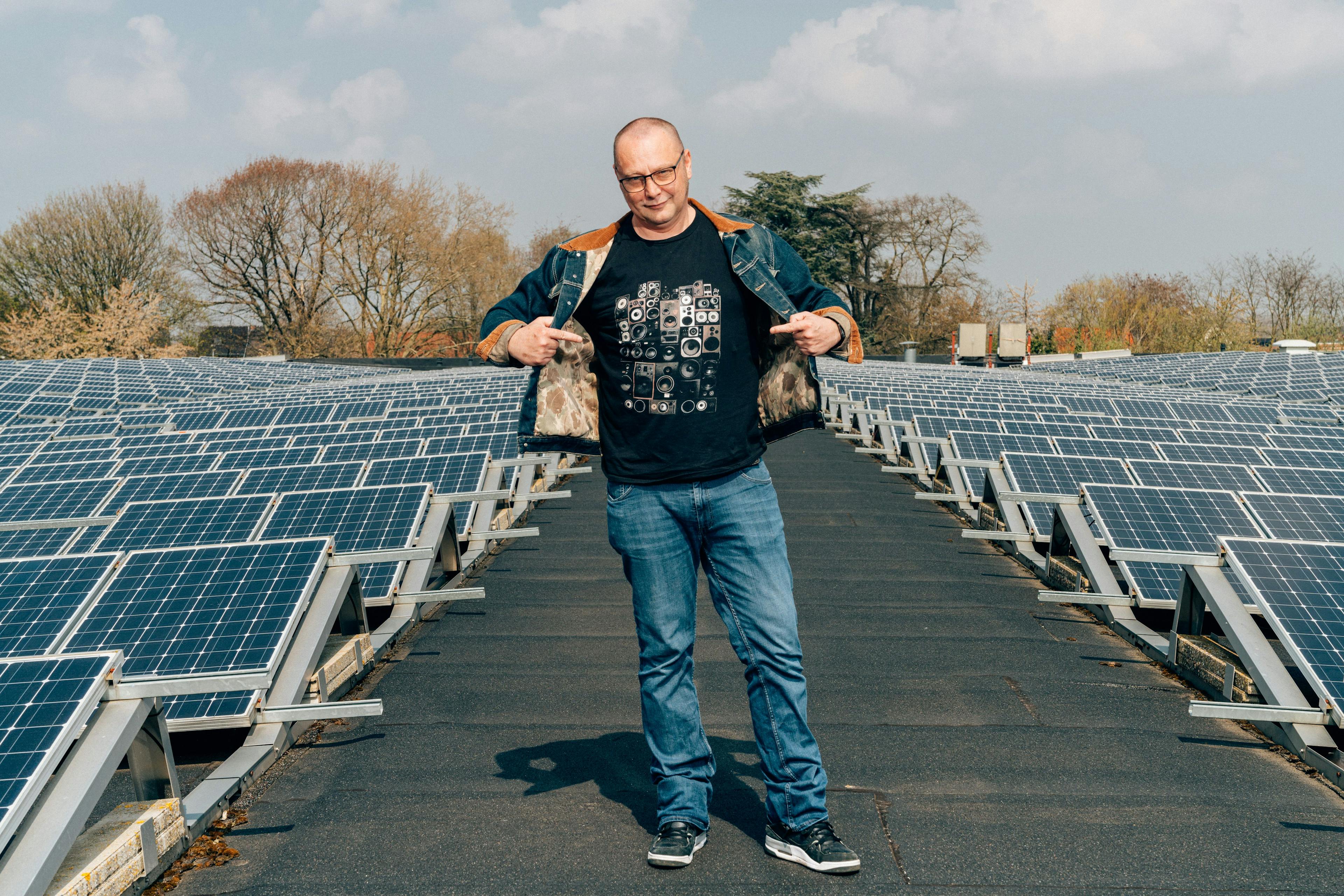 Peter Colpaert uit Herent bij zijn zonnepaneleninstallatie